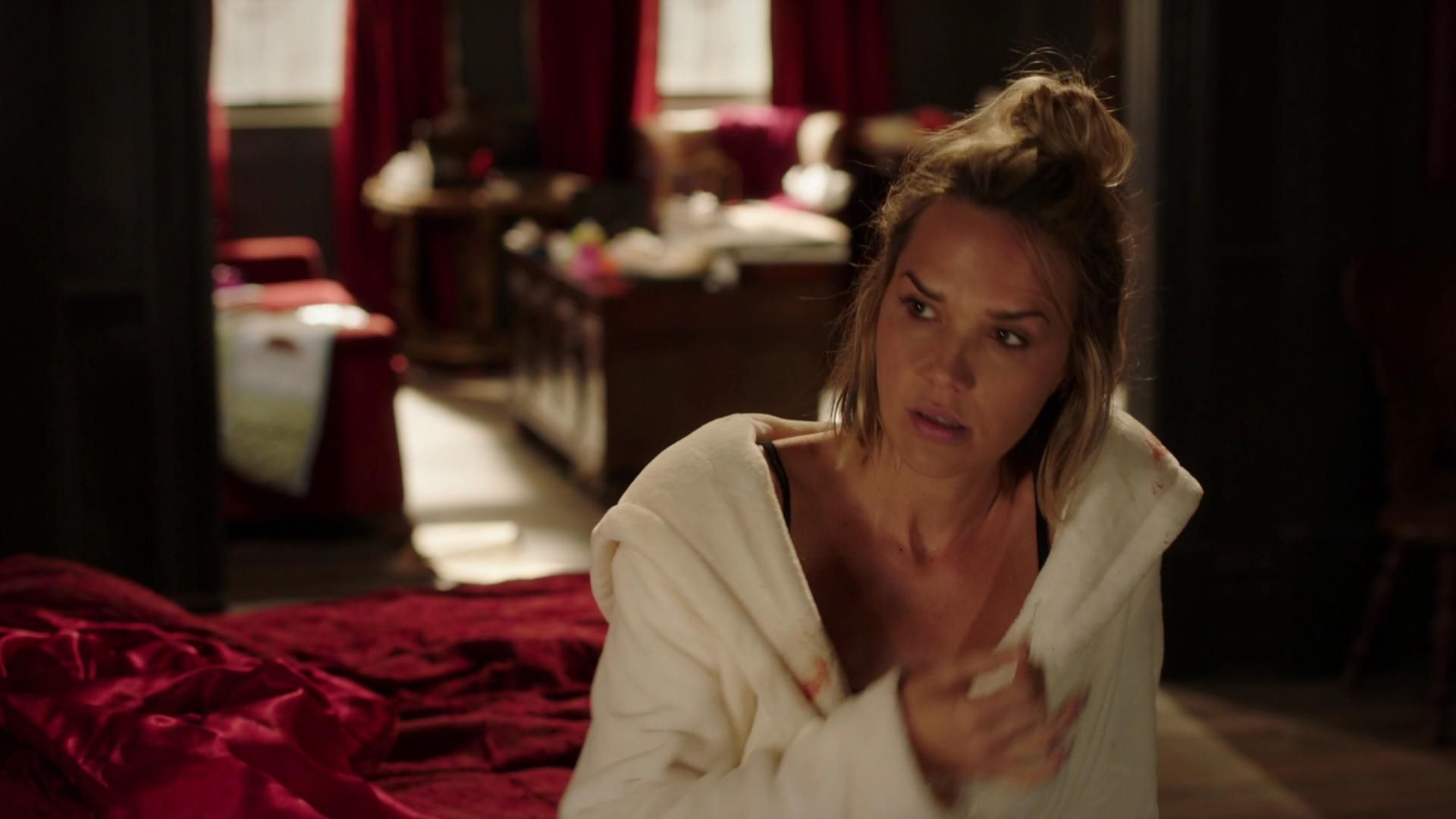 MidnightTexas-S02E04-165.jpg