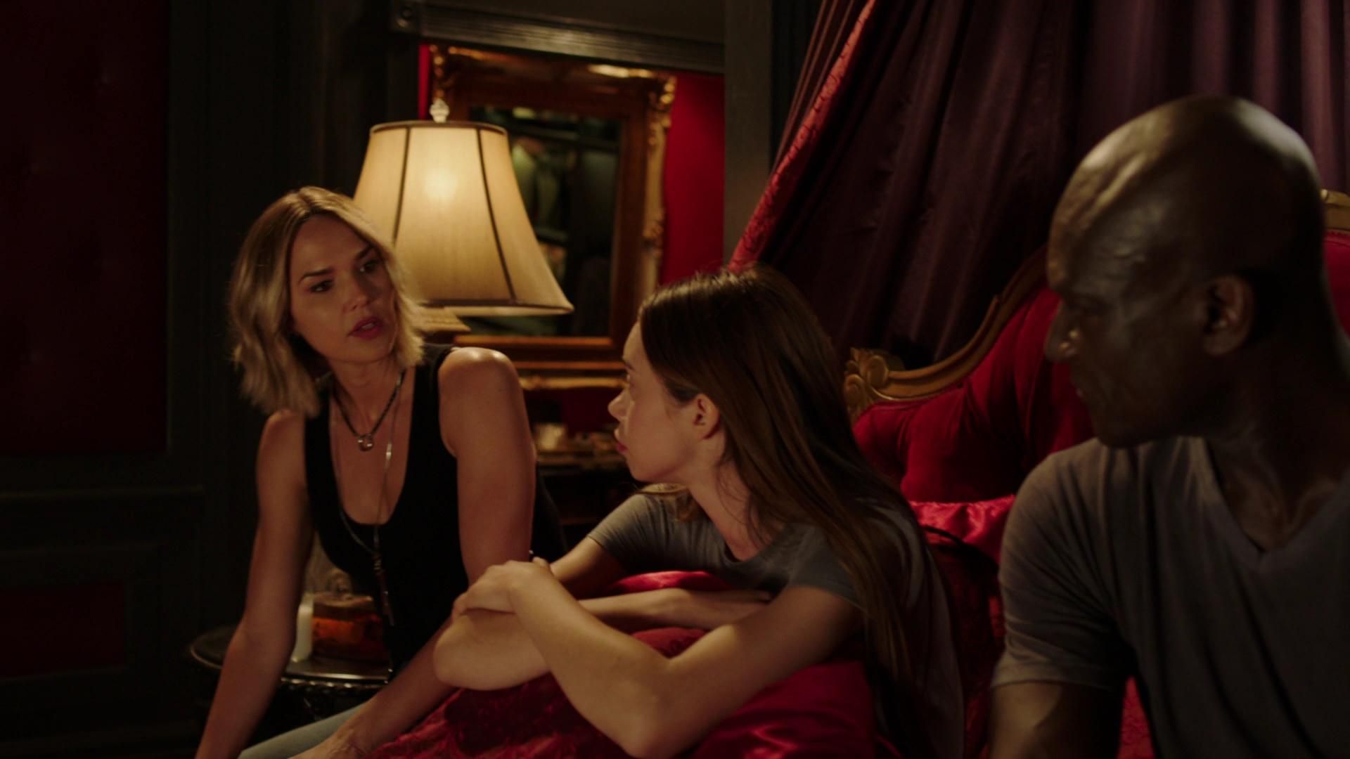 MidnightTexas-S02E04-241.jpg