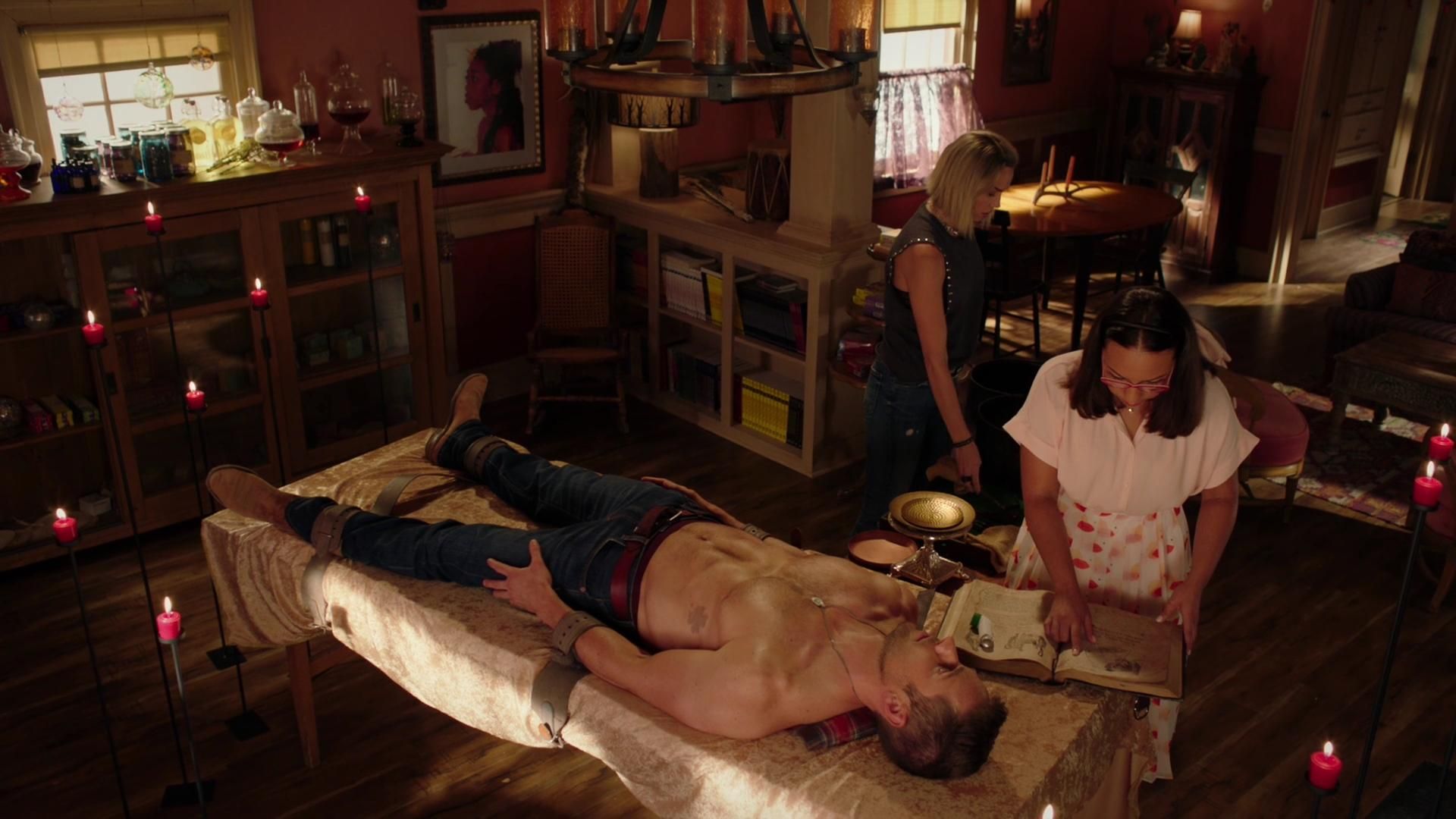 MidnightTexas-S02E08-093.jpg