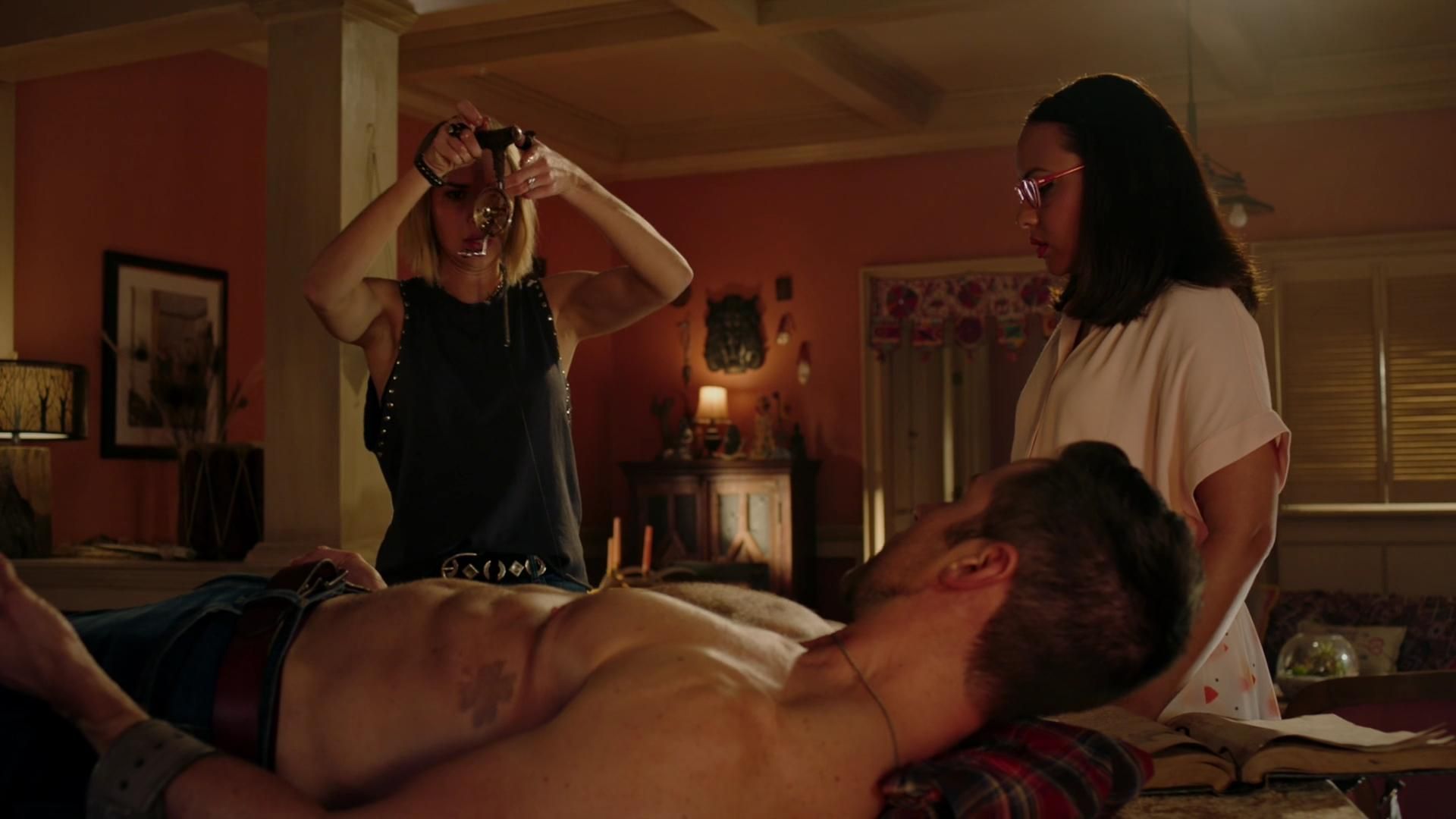 MidnightTexas-S02E08-113.jpg