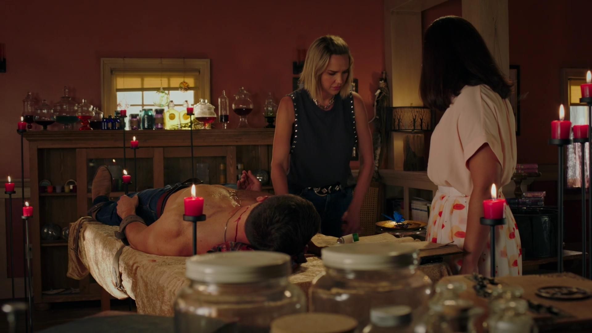 MidnightTexas-S02E08-143.jpg